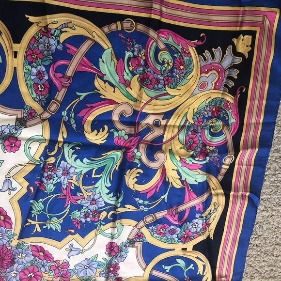 Vintage Authentic Gucci silk scarf - Picture 12 of 16